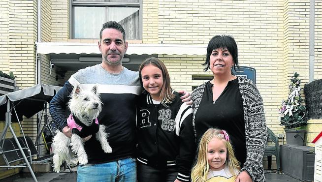 Sergio y Miriam con sus hijas Valeria y Mara y su perra Nieve