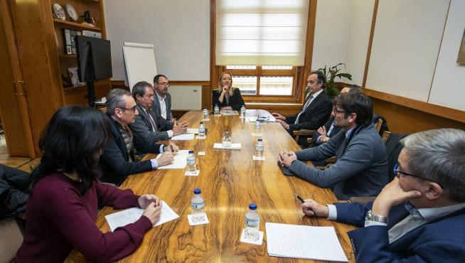 La consejera de Economía, Marta Gastón y personal de su equipo con representantes de Greene y Adiego Hermanos.