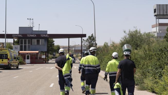 Cambio de turno de los empleados que trabajan en el desmantelamiento de la térmica de Andorra.
