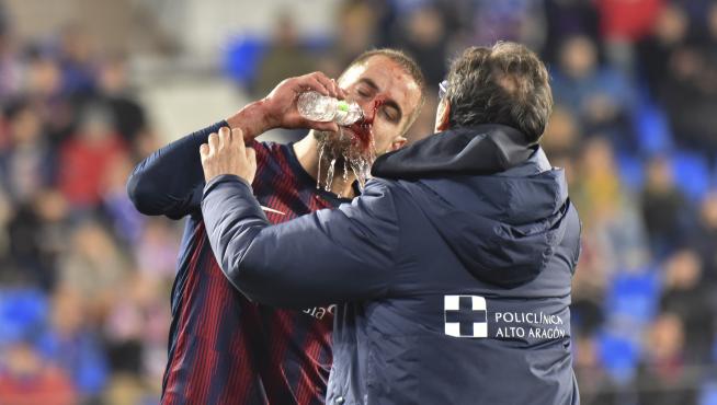 Jorge Pulido, atendido en el césped por el doctor Fernando Sarasa.
