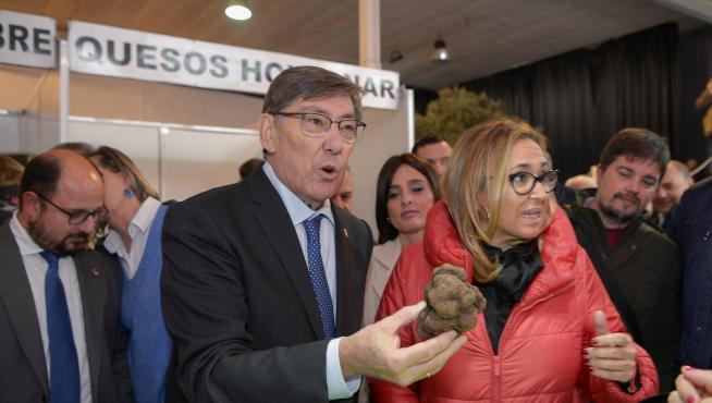 El vicepresidente del Gobierno aragonés, Arturo Aliaga, y la consejera de Presidencia, Mayte Pérez, muestran su asombro ante una de las trufas más grandes de la feria.