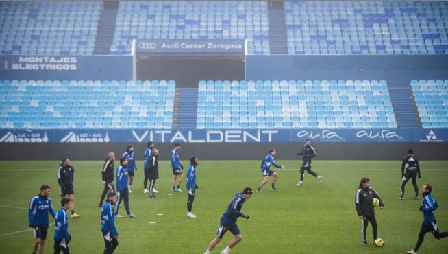 Un momento del último entrenamiento del Real Zaragoza, este viernes en La Romareda.