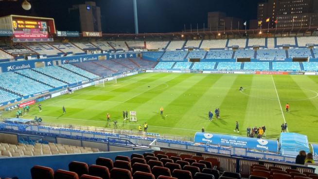 Los jugadores del Real Zaragoza y Huesca, hora y media antes del partido en La Romareda.