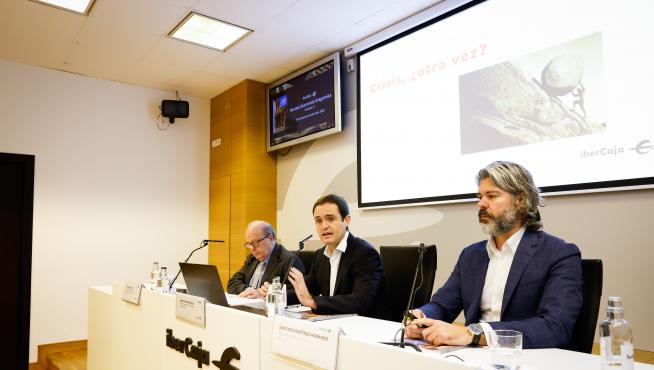 Antonio Martínez (centro), interviene ante la prensa. A su lado, Marcos Sanso y Santiago Martínez.