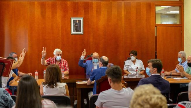 Pleno del Ayuntamiento de Aguarón de julio de 2021 en el que se produjo el cambio en la Alcaldía entre PP y CHA.