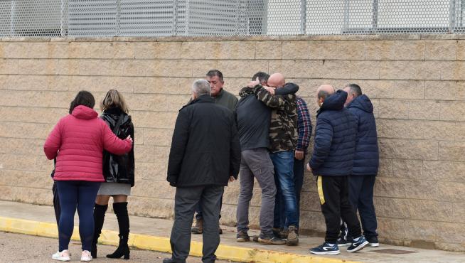 El padre de las niñas fallecidas (chaqueta azul marino) se abraza en la entrada del cuartel de la Guardia Civil, donde una mujer, en Quintanar del Rey
