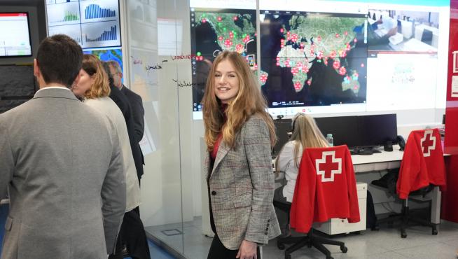 La princesa Leonor visita la Cruz Roja para charlar con jóvenes voluntarios
