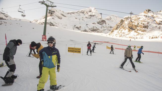 Esquiadores este fin de semana en Formigal, que como el resto de estaciones del Pirineo ha podido aumentar su superficie esquiable, a las puertas de la Navidad.