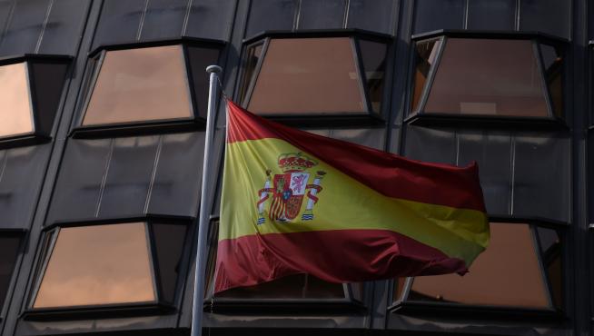 Bandera de España en la sede del Tribunal Constitucional