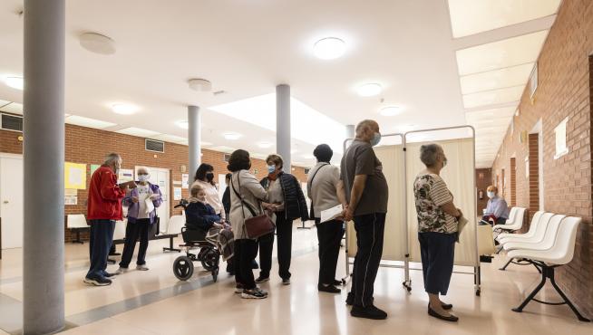 Varias personas esperan para recibir la vacuna de la gripe o covid en el centro Bombarda en octubre