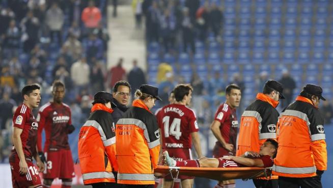 Bermejo es retirado en camilla el lunes en Leganés antes de la media hora de juego.