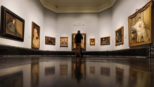 Un hombre visita la exposición 'Retratos de Sorolla' presentada este miércoles en el Museo del Prado de Madrid.