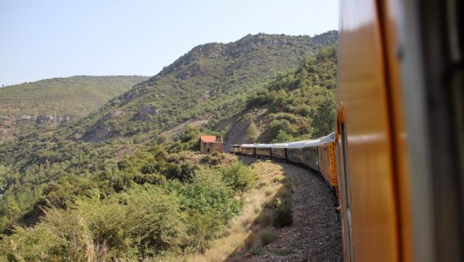 El tren histórico de los amantes del ferrocarril de Zaragoza y Madrid en un viaje a Canfranc en 2022.