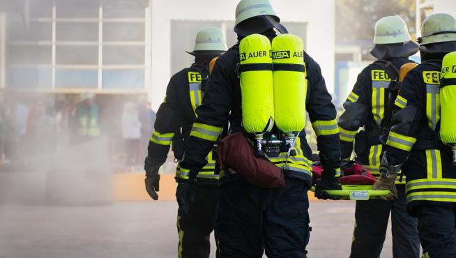 Bomberos luchando contra el fuego.