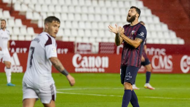David Timor, centrocampista de la SDHuesca, anima a sus compañeros durante la visita al Albacete de la primera vuelta.
