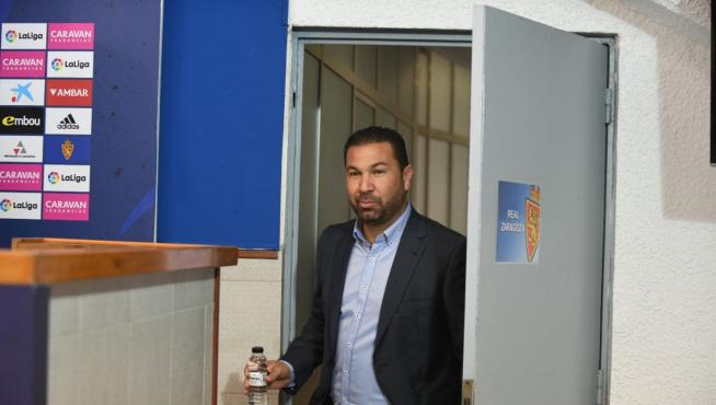 Juan Carlos Cordero entra en la sala de prensa de La Romareda por primera vez, este lunes.