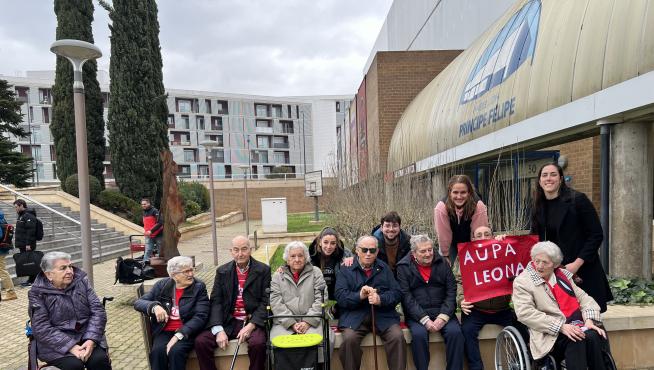Los mayores de la residencia de Jaulín, junto a Vega Gimeno, Mariona Ortiz y Leo Fiebich al final del partido.