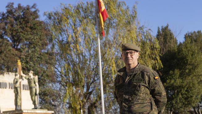 El coronel Javier Sanz Maldonado, esta mañana en el cuartel del Regimiento de Pontoneros en Monzalbarba.