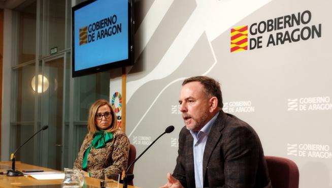 La vicepresidenta aragonesa, Mayte Pérez, con el presidente del Clúster de la Energía en Aragón, Pedro Machín.