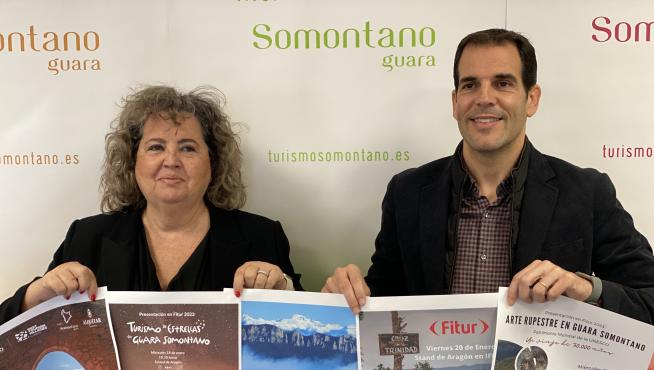 María Morera y Daniel Gracia con las cartelas de las cinco presentaciones que darán a conocer en Fitur.