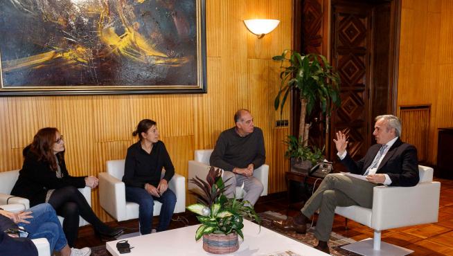 El alcalde Jorge Azcón ha recibido a la familia de la exjugadora.