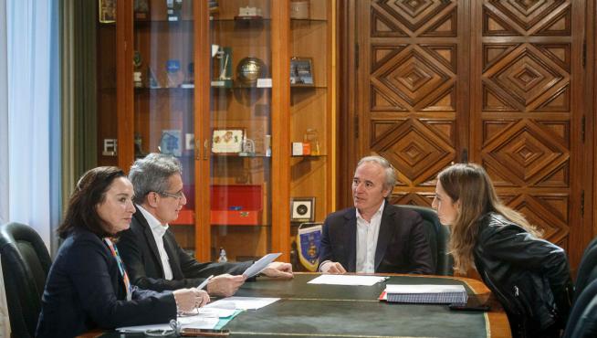El alcalde de Zaragoza, Jorge Azcón, y la concejal de Hacienda, María Navarro, junto a los ediles de Vox, Julio Calvo y Carmen Rouco.