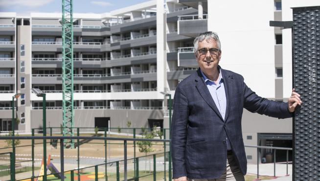 Juan Carlos Bandrés, director general del grupo Lobe, frente a uno de los conjuntos de viviendas construidos en Zaragoza.