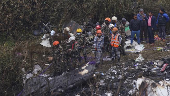 Búsqueda de supervivientes de accidente aéreo en Nepal