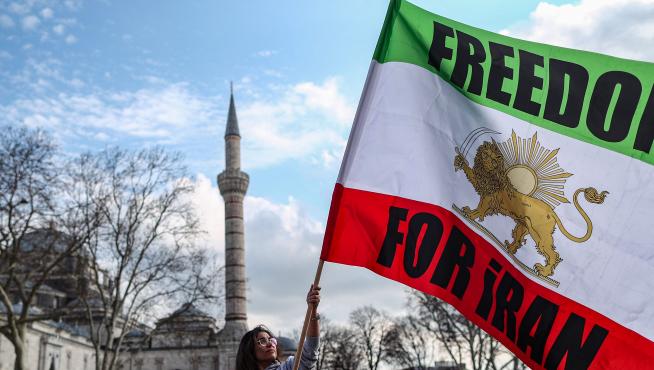 Una mujer iraní ondea una bandera en Estambul, Turquía, por la libertad de Irán.