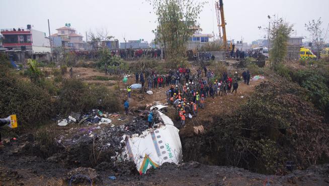 Lugar donde cayó el avión en la ciudad de Pokhara NEPAL PLANE CRASH AFTERMATH