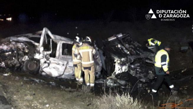 Bomberos junto a los vehículos siniestrados en el accidente de tráfico, el viernes pasado.