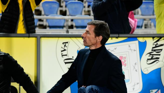 Cuco Ziganda, entrenador de la SD Huesca, durante el partido en Las Palmas.