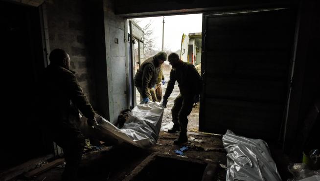 Personal médico traslada el cuerpo de un soldado ucraniano fallecido