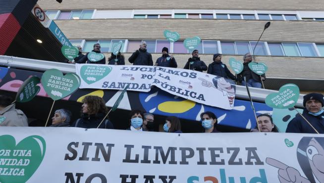 Unos 20 trabajadores se han manifestado a las puertas del Hospital Infantil.