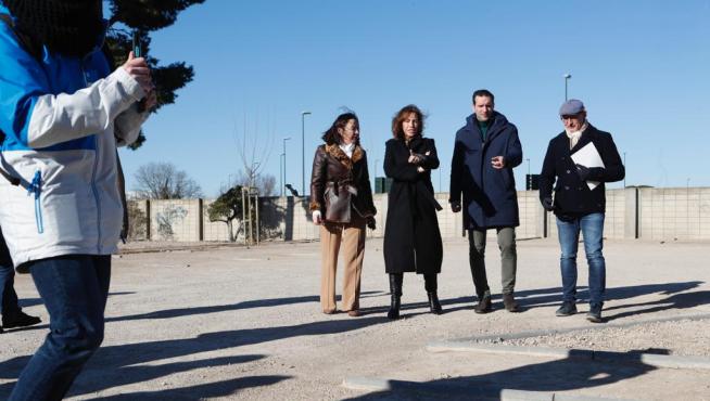La concejal de Movilidad, Natalia Chueca, señala a una de las nuevas plazas de aparcamiento.