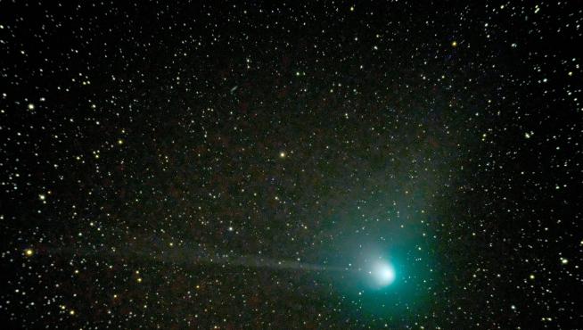 Imagen del Cometa Verde captada este martes en los cielos oscuros del Monasterio del Olivar, en el municipio turolense de Estercuel.