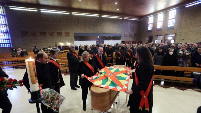 Concejales del Ayuntamiento ponen la bandera de Huesca sobre el féretro de Fernando Elboj.