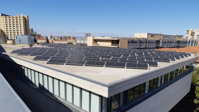 Placas solares en la Facultad de Educación de Zaragoza.