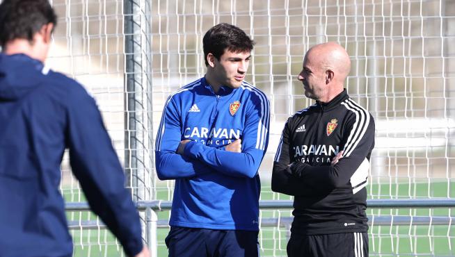 Iván Azón conversa con Andrés Ubieto, recuperador del Real Zaragoza, durante un entrenamiento en la Ciudad Deportiva.