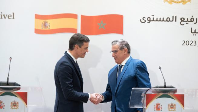 Pedro Sánchez estrecha la mano del primer ministro marroquí Aziz Akhannouch.