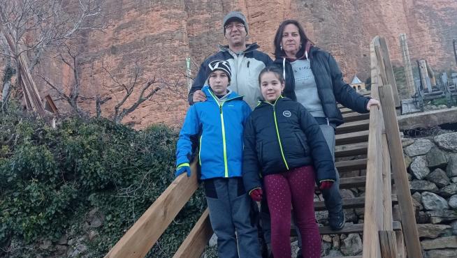Miguel Samitier, Patricia Mené y sus hijos Martín y Alicia, en Riglos.