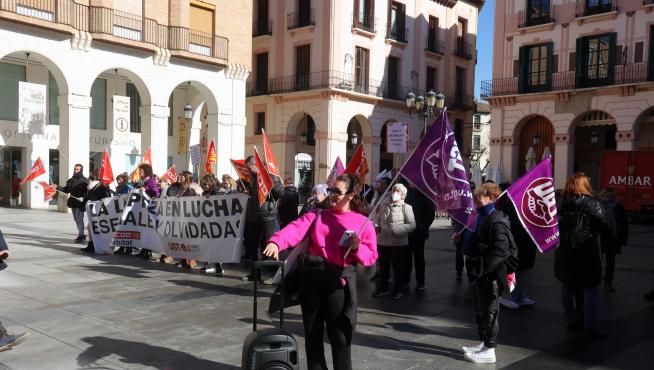 Trabajadoras del sector de la limpieza de edificios y locales de Huesca, ayer en la plaza López Allué.