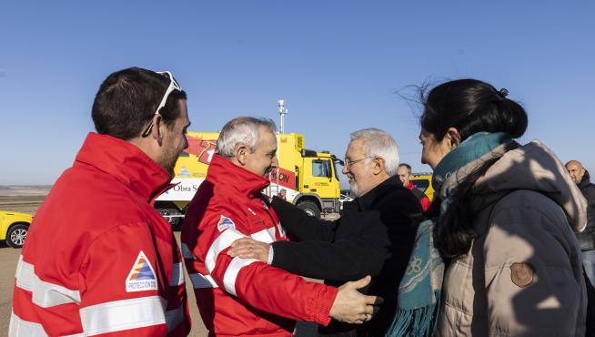El médico y el rescatado se fundieron en un abrazo en el aeródromo de Villanueva de Gállego.