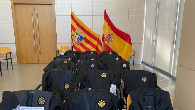 Los letrados de la administración de justicia han colocado hoy sus togas sobre las sillas de una sala de vistas sin juicios.