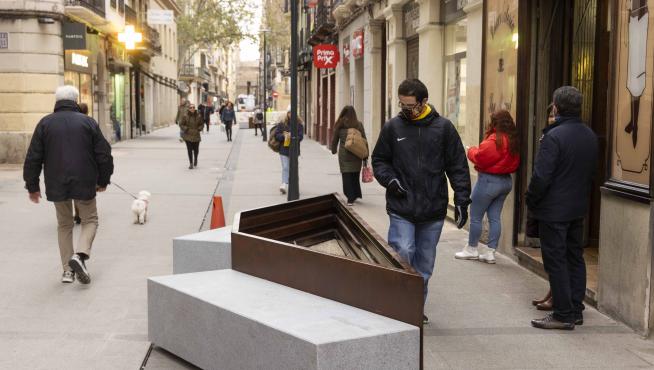 Reforma de la calle San Miguel: nuevos bancos y maceteros con un singular  diseño