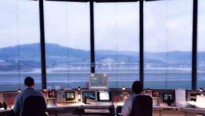 Imagen de archivo de la torre de control del aeropuerto de Bilbao