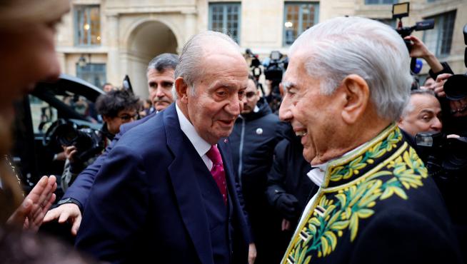 Vargas Llosa y el rey emérito, Juan Carlos I, durante la ceremonia en París.