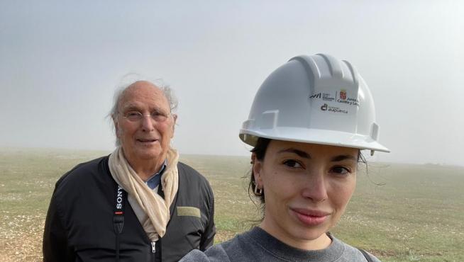 Anna se hace un selfi con su padre Carlos Saura durante el rodaje de ‘Las paredes hablan’ en Atapuerca.