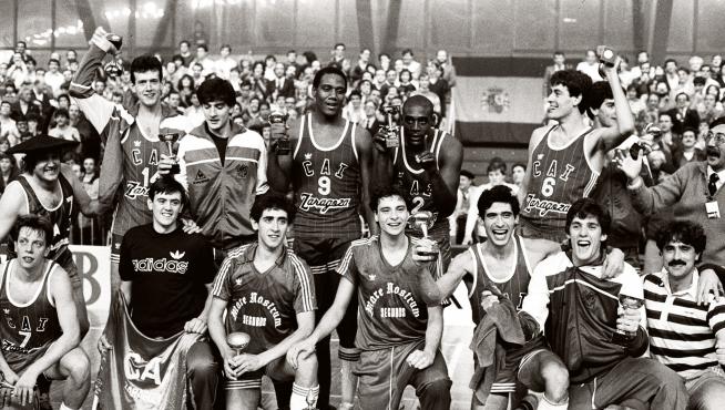 El CAI Zaragoza (CBZ), nada más conquistar la Copa del Rey de 1983 ante el Barcelona.