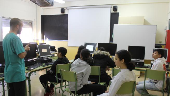 Los voluntarios impartieron un taller formativo a los alumnos beneficiados.